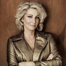 Claudia Jung mit Band