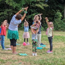 Familien-Yoga im Wald